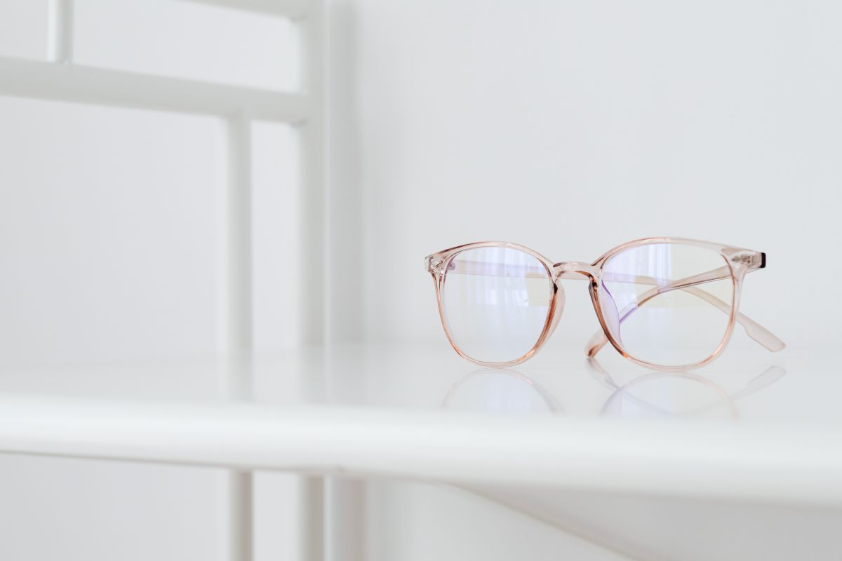 Bureau épuré et lunettes de lecture, ambiance de réflexion — approche de la clarification intérieure