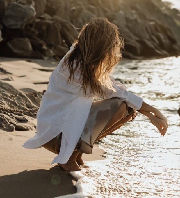 S'arrêter pour faire le point - Femme songeuse en bord de mer
